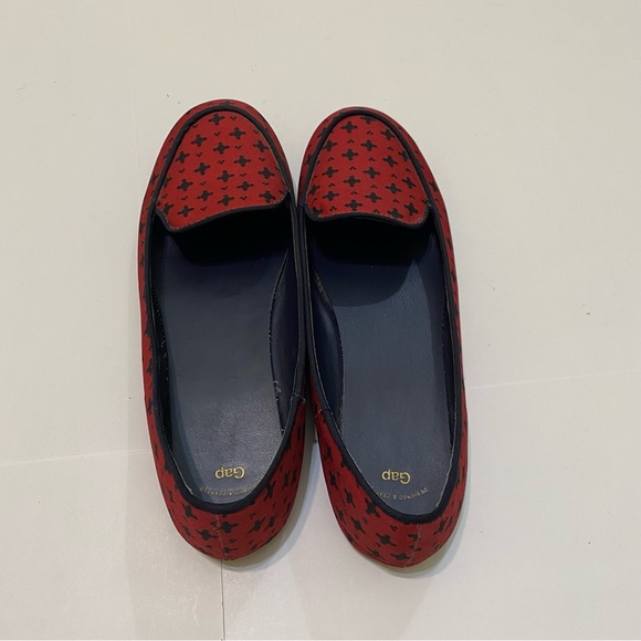 ⭐️ Gap red and blue size 7W shoes. - Picture 2 of 6